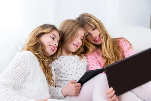 Três criança irmã amigos meninas grupo jogando junto com a mesa — Fotografia de Stock