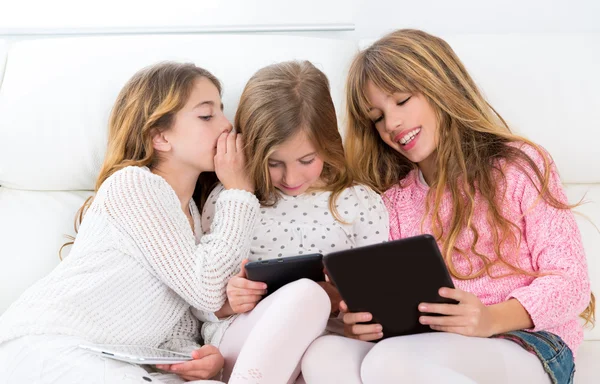 Drei kleine schwester freunde mädchen gruppe spielen zusammen mit tisch — Stockfoto