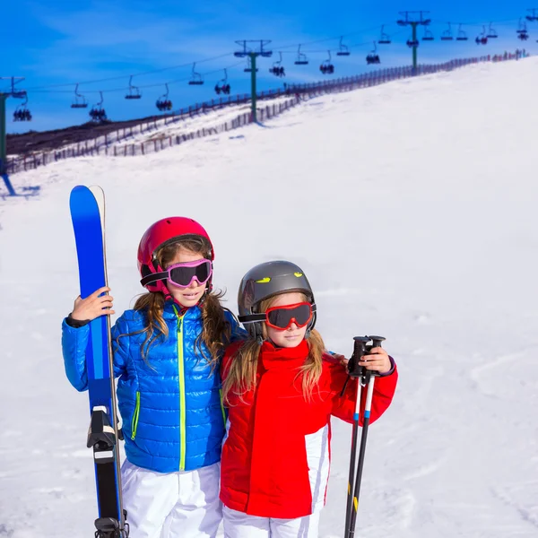 Unge flickor syster i vinter snö med skidutrustning — Stockfoto