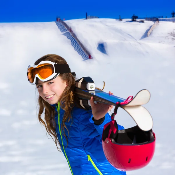 Kid menina neve de inverno com equipamento de esqui — Fotografia de Stock