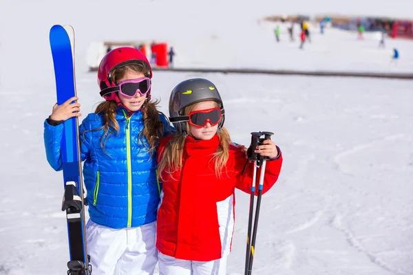 Unge flickor syster i vinter snö med skidutrustning — Stockfoto