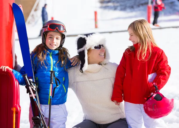 Neve inverno família na pista de esqui mãe e filhas — Fotografia de Stock