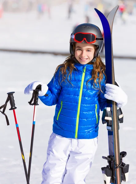 スキー用具と子供の女の子の冬の雪 — ストック写真