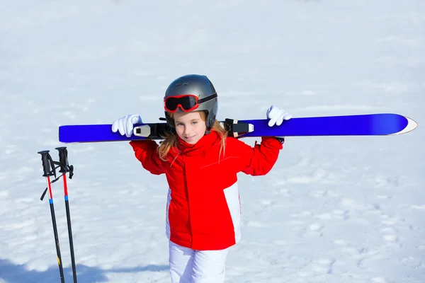 Kid menina neve de inverno com equipamento de esqui — Fotografia de Stock