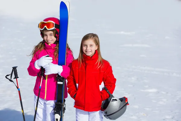 Unge flickor syster i vinter snö med skidutrustning — Stockfoto