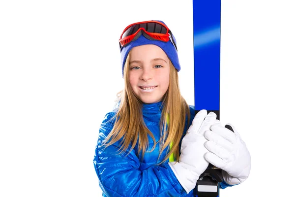 Лыжи для девочек в снежных очках и зимней шляпе — стоковое фото
