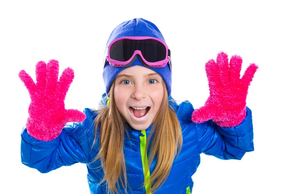 Blond kid gir vinter snö stående med öppna händer — Stockfoto