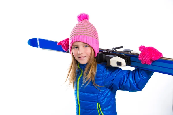 Loira criança menina inverno neve segurando equipamento de esqui — Fotografia de Stock