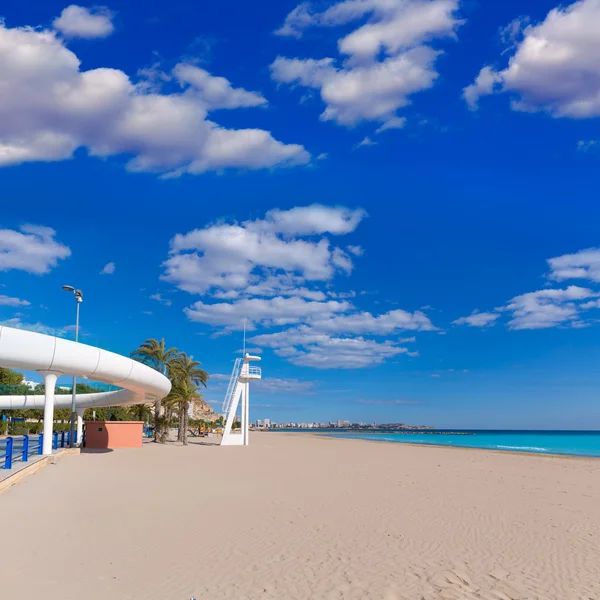 Spiaggia di Alicante el Postiguet playa con ponte moderno — Foto Stock