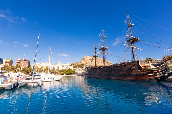 Alicante marina přístavu lodě ve středomořské Španělsko — Stock fotografie