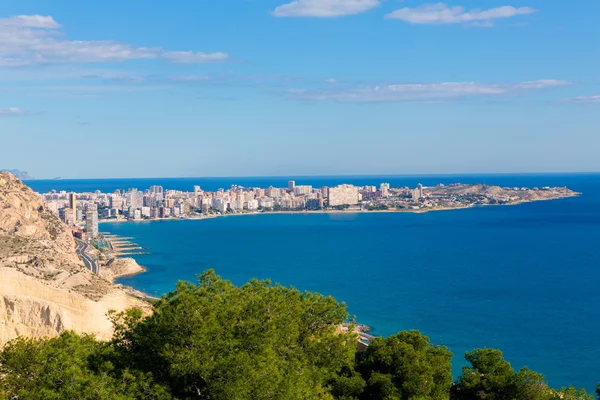 Alicante san juan strand blick von der santa barbara burg — Stockfoto