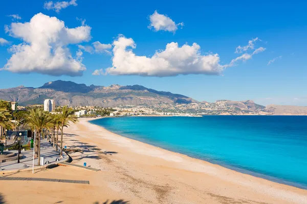 Altea playa del albir aus weißen Steinen in Spanien — Stockfoto