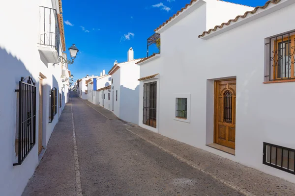 典型的な白の古い村はアルテア アリカンテで地中海 — ストック写真