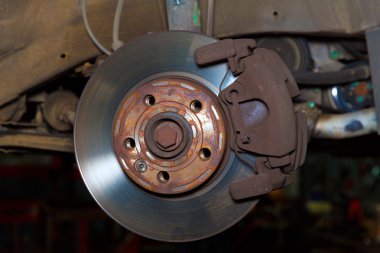 araba tekerlek fren paslı disk balataları rotor disk ve kumpas ile