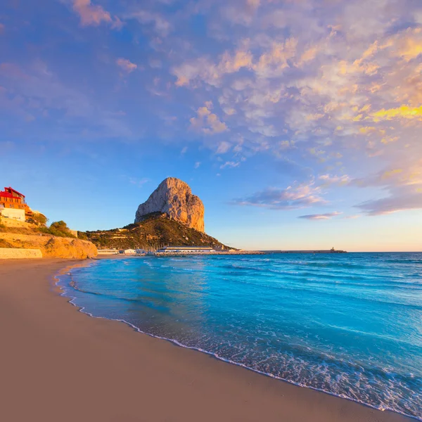 Calpe Alicante pôr do sol na praia Cantal Roig em Espanha — Fotografia de Stock