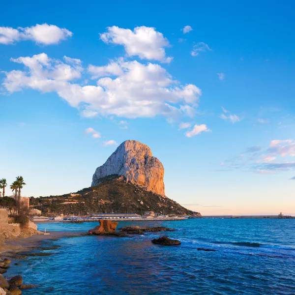 Calpe Alicante puesta de sol en la playa de Cantal Roig en España — Foto de Stock