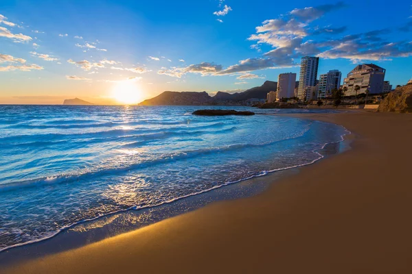 Calpe Alicante pôr do sol na praia Cantal Roig em Espanha — Fotografia de Stock