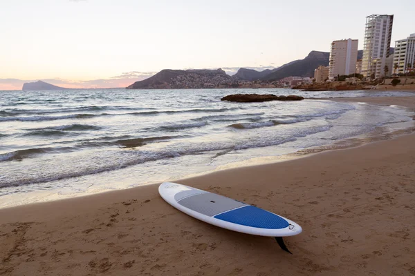 Calpe alicante sonnenuntergang am strand cantal roig im mediterranen spai — Stockfoto