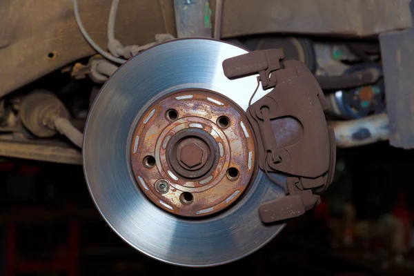 Carro roda de freio de disco enferrujado com almofadas disco rotor e paquímetro — Fotografia de Stock