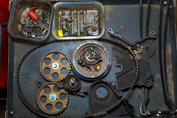 Car repair with belt and gears in grunge table — Stock Photo, Image