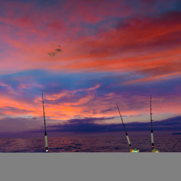 Tekne balıkçılık çubuklar ve silindirlerin günbatımında trolling. — Stok fotoğraf