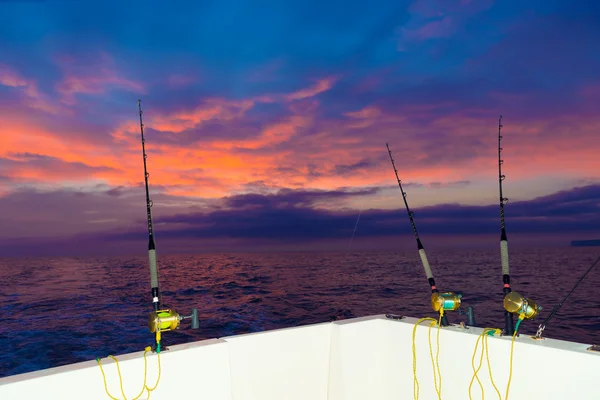 Barco pesca trolling no por do sol com hastes e carretéis — Fotografia de Stock