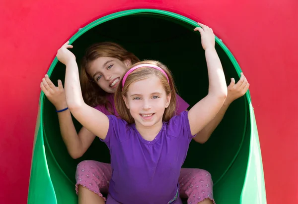 Niños hermanas niñas jugando en el parque parque infantil — Foto de Stock