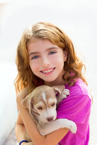 Niña sonriente cachorro perro y dientes frenos sonriendo —  Fotos de Stock