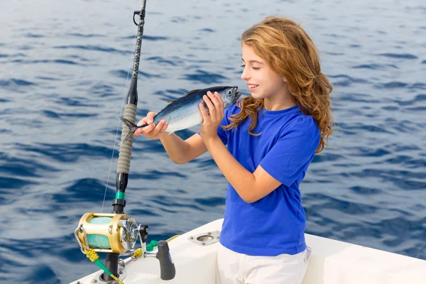 Blond flicka fiske blåfenad tonfisk trolling i Medelhavet — Stockfoto