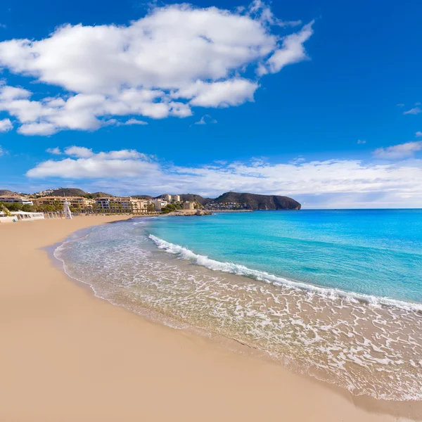 Пляж Moraira Playa la Felola в Иллада Аликанте, Испания — стоковое фото