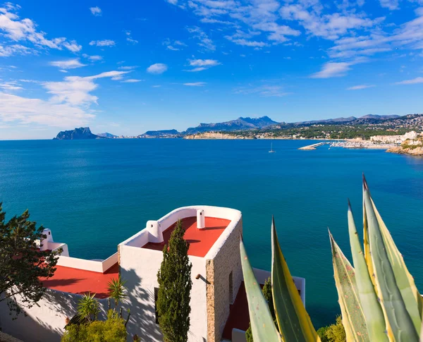 Medelhavet hus i moraira-teulada på alicante — Stockfoto