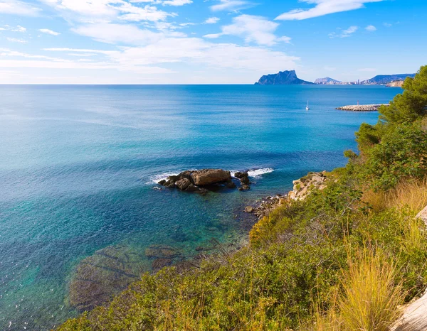 Uitzicht van de penon Ifach van calpe vanaf moraira in alicante — Stockfoto