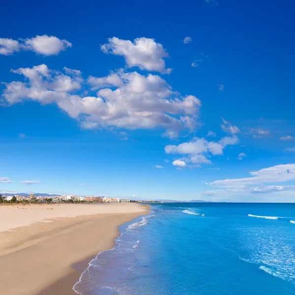 Пляж Сагунто в Валенсии в солнечный день в Испании — стоковое фото