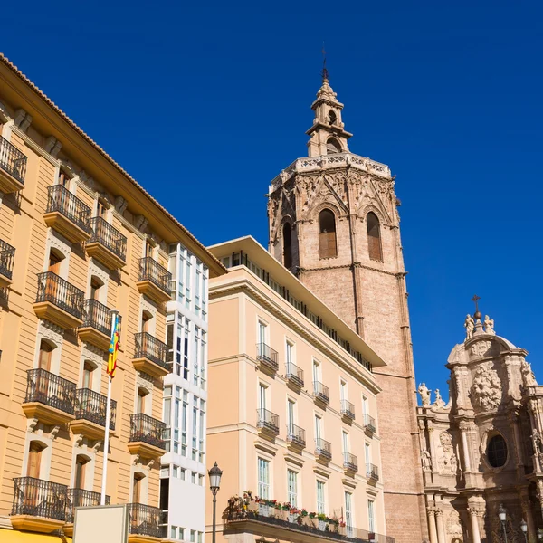 Valencijské katedrály a miguelete v plaza de la reina — Stock fotografie