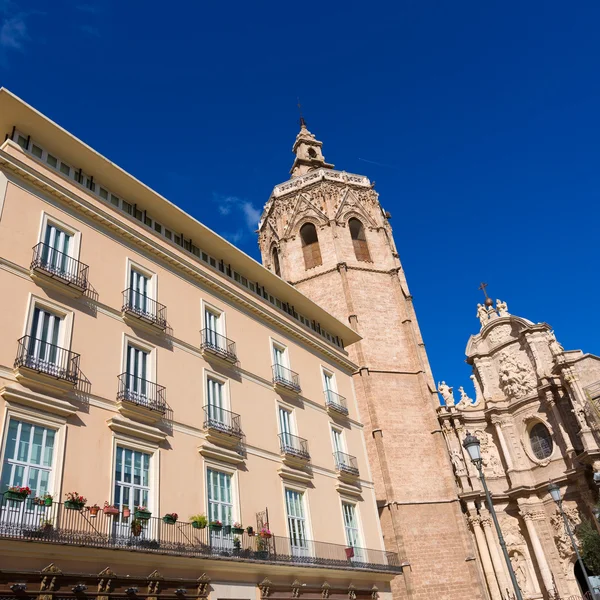 Фасад собора Валенсии и Мигелете Микале на площади Plaza de la R — стоковое фото