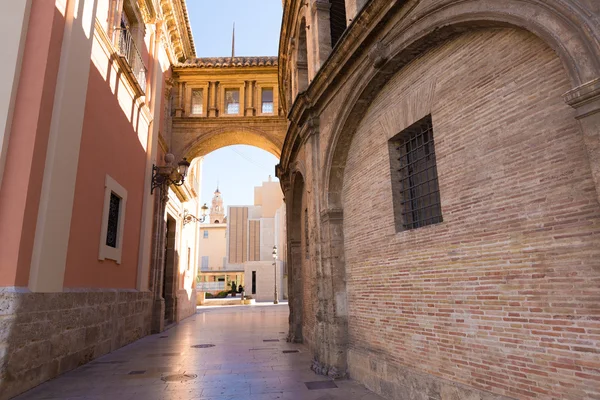 Valencia korridor bågen mellan katedralen och basilikan Spanien — Stockfoto