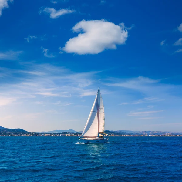 Javea zeilboot zeilen in mediterrane alicante Spanje — Stockfoto