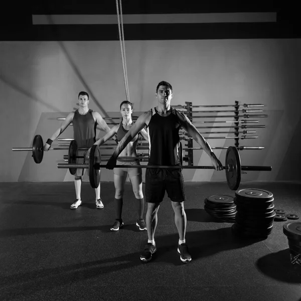 Gimnasio de entrenamiento barra pesas grupo — Foto de Stock