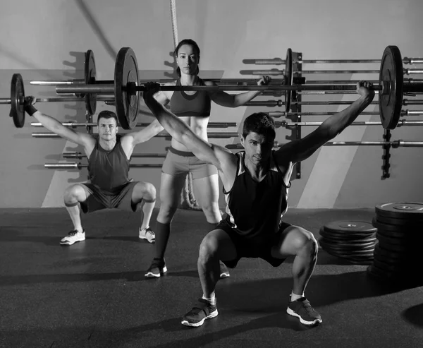 Ginásio de exercício barra musculação grupo workout — Fotografia de Stock