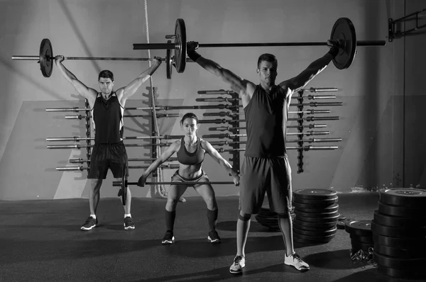 Skivstång styrketräning grupp träning träning gym — Stockfoto