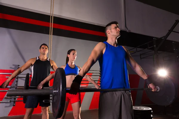 Gimnasio de entrenamiento barra pesas grupo —  Fotos de Stock