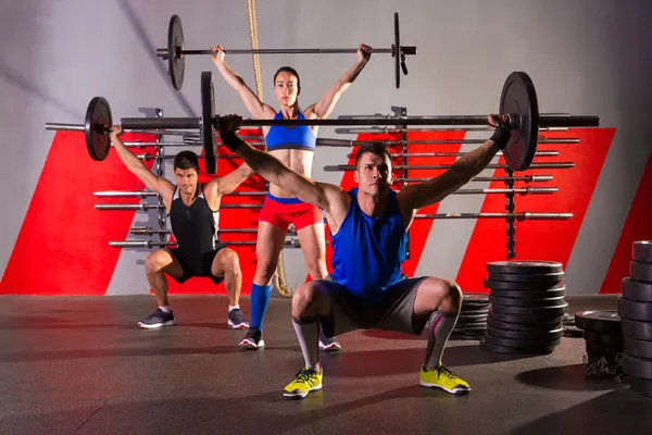 Ginásio de exercício barra musculação grupo workout — Fotografia de Stock