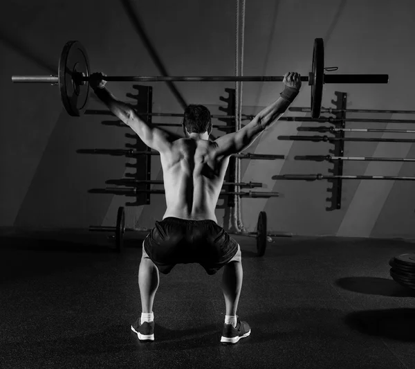 Levantamiento de pesas barra hombre vista trasera gimnasio de entrenamiento —  Fotos de Stock