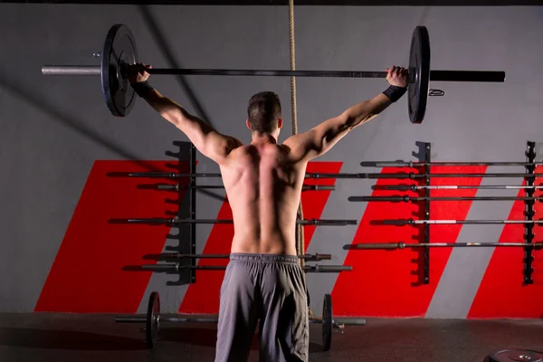 Levantamiento de pesas barra hombre vista trasera gimnasio de entrenamiento — Foto de Stock