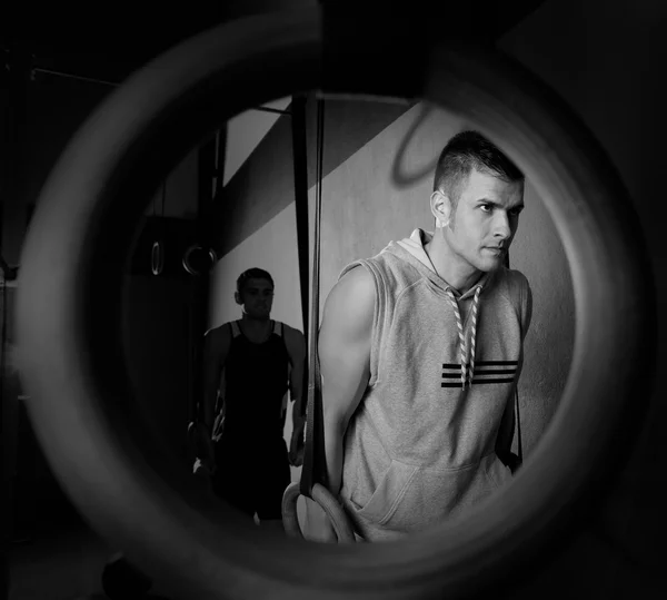 딥 반지 구멍 체육관에서 운동 남자 반지 — 스톡 사진