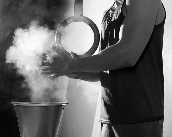 Gym krijt magnesiumcarbonaat handen klappen man — Stockfoto