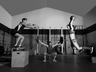 spor salonunda grup egzersiz barbell topları slam ve atlama