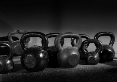 Kettlebells ağırlık egzersiz jimnastik salonu içinde