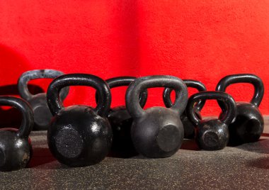 Kettlebells ağırlık egzersiz jimnastik salonu içinde