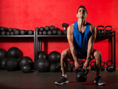 kettlebell egzersiz eğitim adam vasıl jimnastik salonu